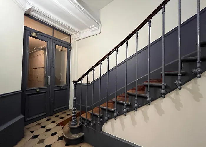 & Functional At Chatelet Apartman